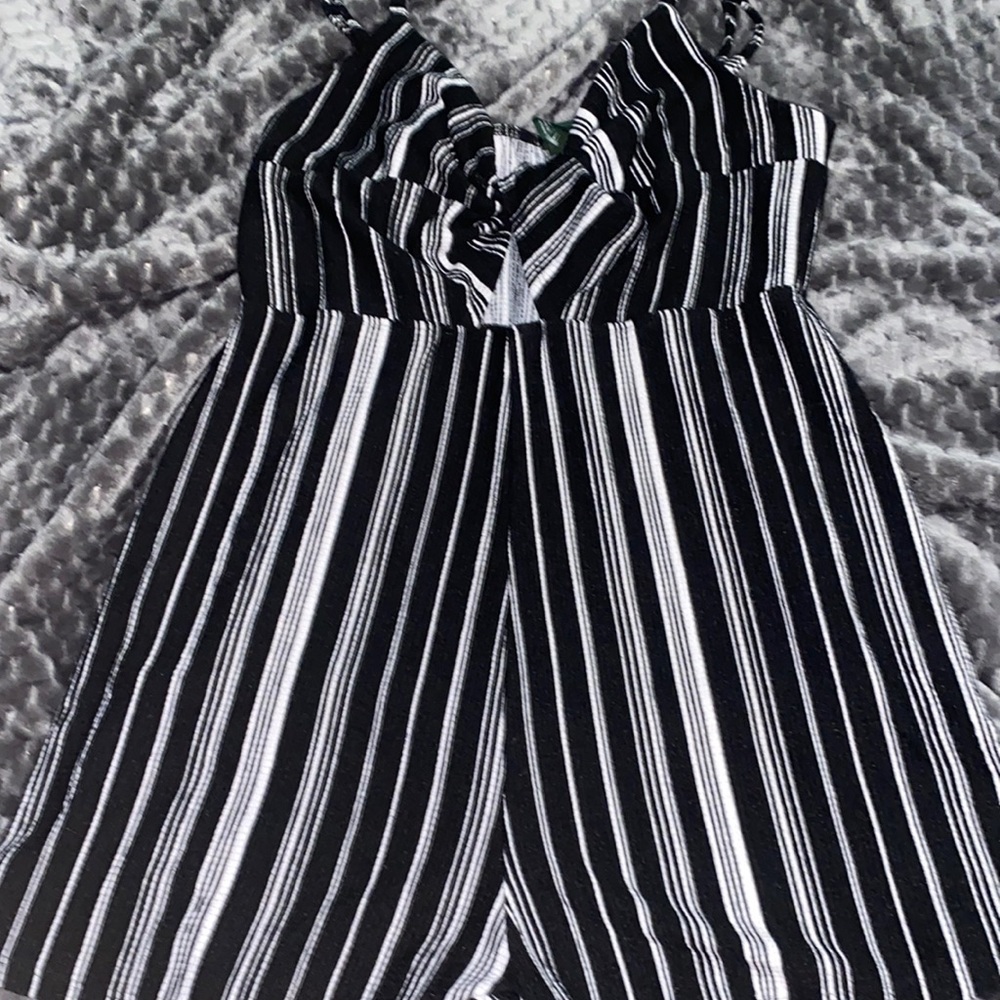 I’m selling this cute romper from wild fable.